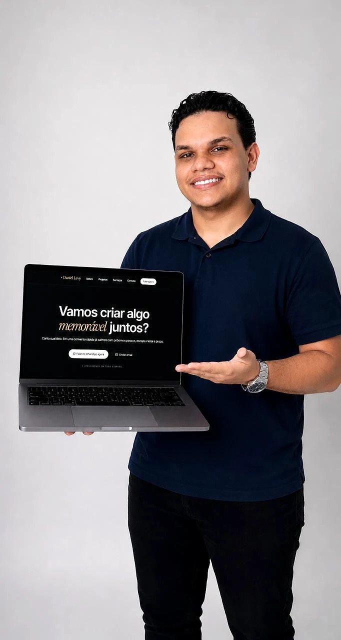 Daniel Levy apresentando um notebook com o próprio site aberto